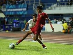 Aksi Heroik Pemain Sepak Bola Indonesia di Lapangan