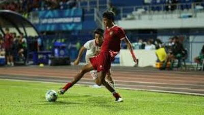 Aksi Heroik Pemain Sepak Bola Indonesia di Lapangan