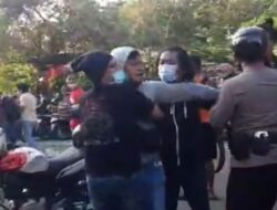 Polisi di Padang Diserang Massa Usai Dituding Tendang Pengendara Hingga Terjatuh