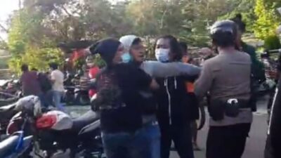 Polisi di Padang Diserang Massa Usai Dituding Tendang Pengendara Hingga Terjatuh