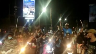 Geng Motor Beraksi: Dua Pria Diteror di Parkiran Minimarket