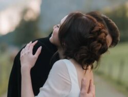 Momen Haru: El Rumi Melamar Syifa Hadju, Ibu Tumpahkan Air Mata