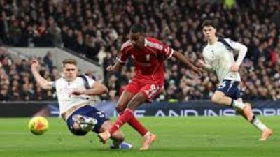 Alexander Isak Patah Kaki, Arne Slot Kecam Tekel Van de Ven