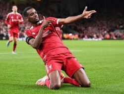 Isak Kembali, Angin Segar untuk Liverpool di Momen Krusial