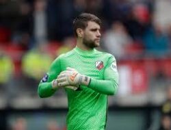 Dari Ejekan ke Pujian, Maarten Paes Bungkam Kritik Lewat Penampilan Gemilang di Ajax